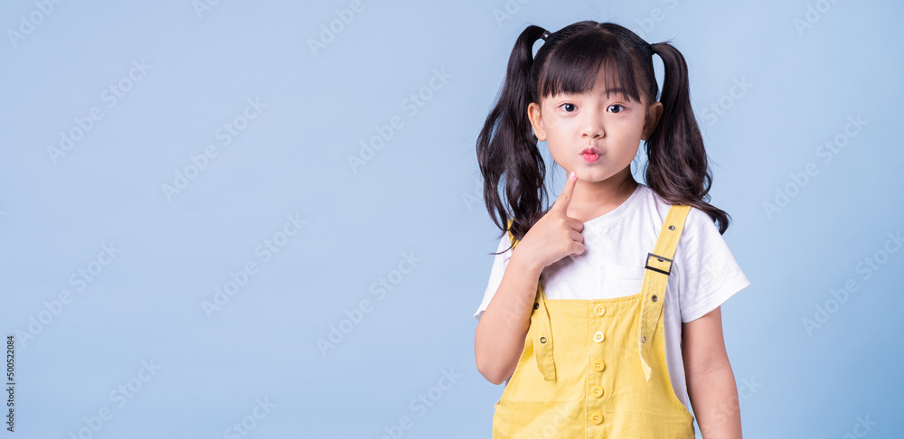 蓝色背景下的亚洲儿童肖像
