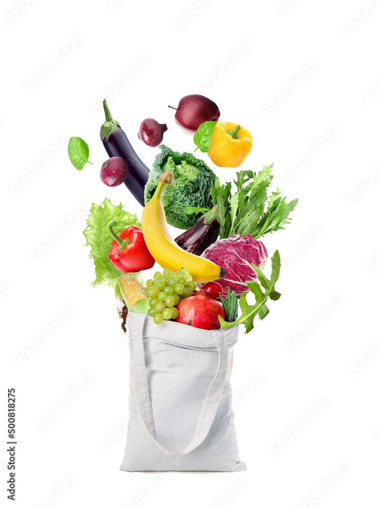 白色背景的新鲜蔬菜和水果购物袋