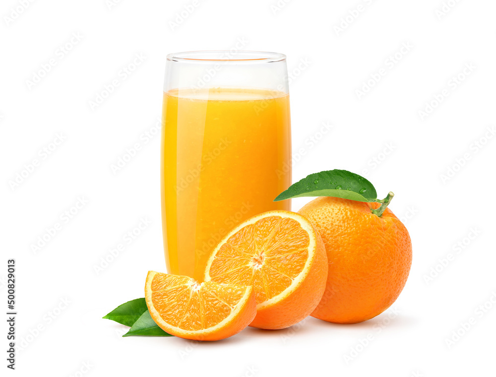 白色背景下的带果袋的橙汁和切片水果。