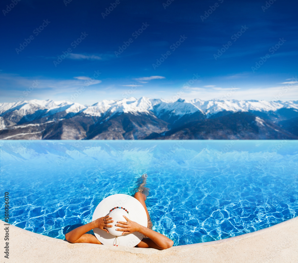 屋顶游泳池里的女人，可以欣赏到万宝龙阿尔卑斯山的全景