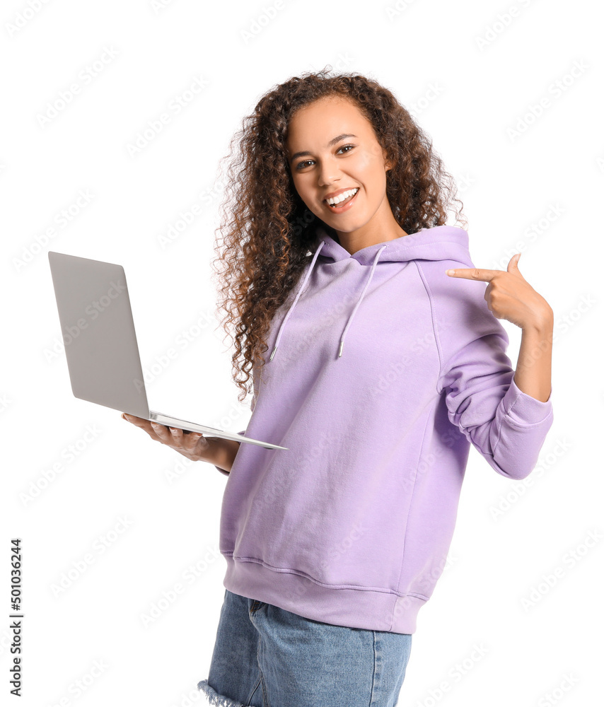 美丽的年轻非裔美国女性，穿着时尚的连帽衫，白色背景上有笔记本电脑