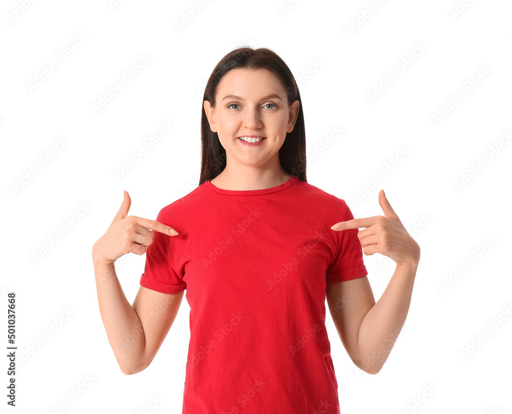 年轻女子指着白底红t恤