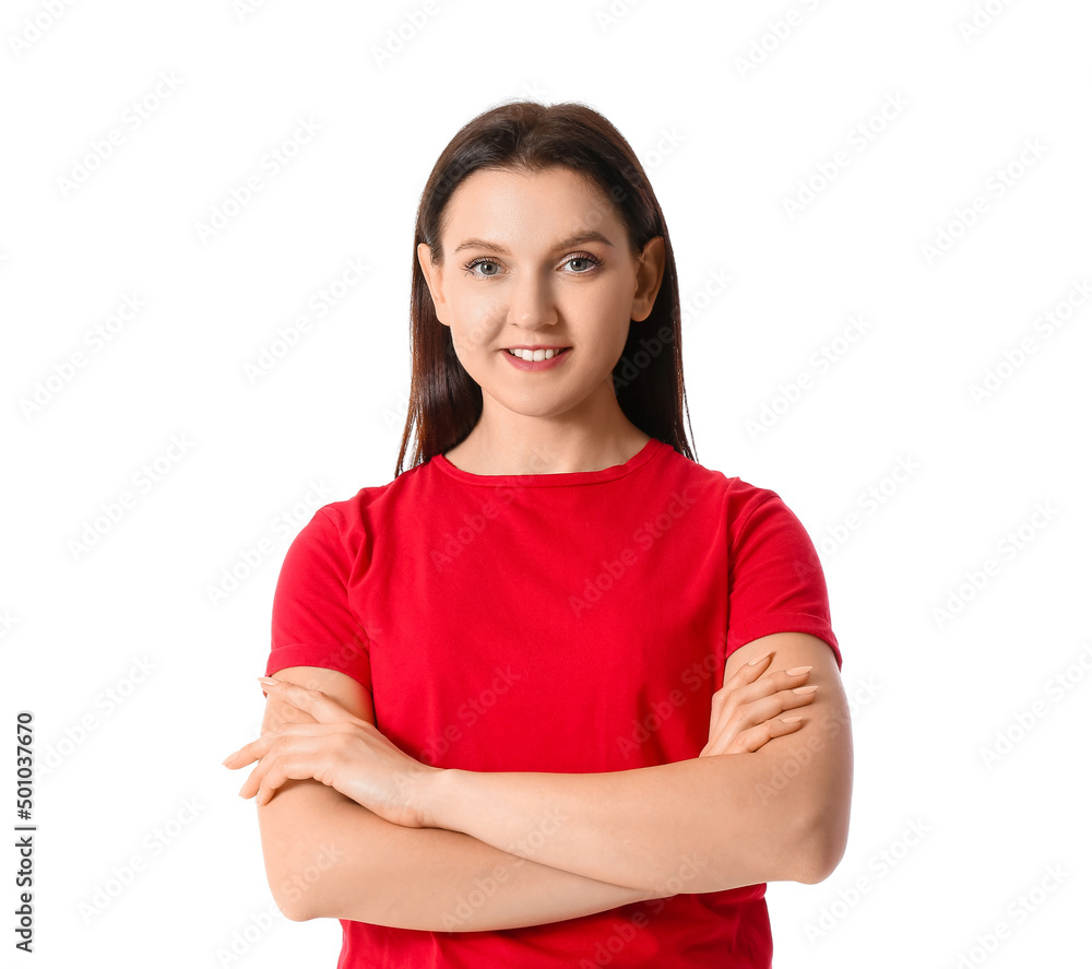 身穿白底红t恤的年轻女子