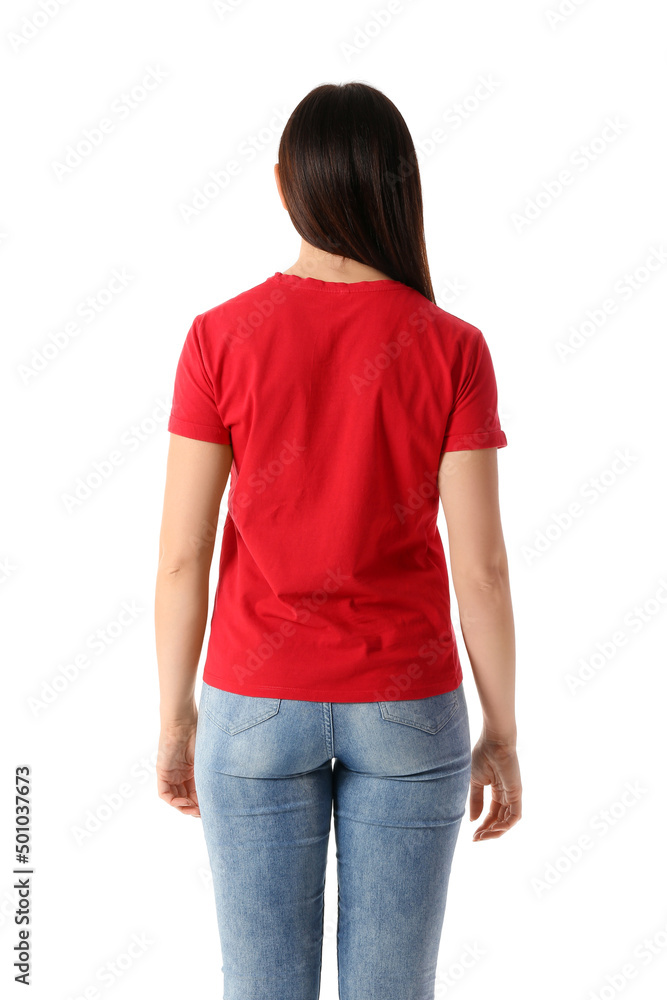 身穿白底红色t恤的年轻女子，后视图
