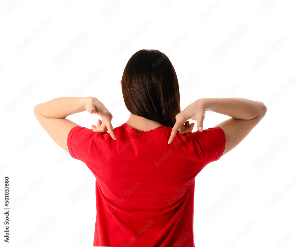 年轻女子指着白底红色t恤，后视图