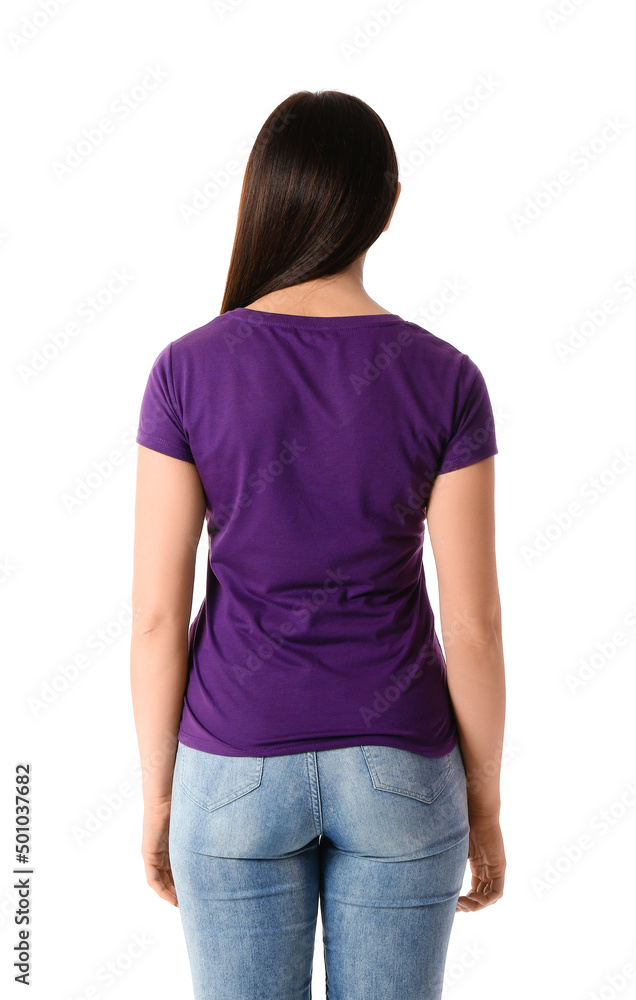 身穿白色背景紫色t恤的年轻女子，后视图