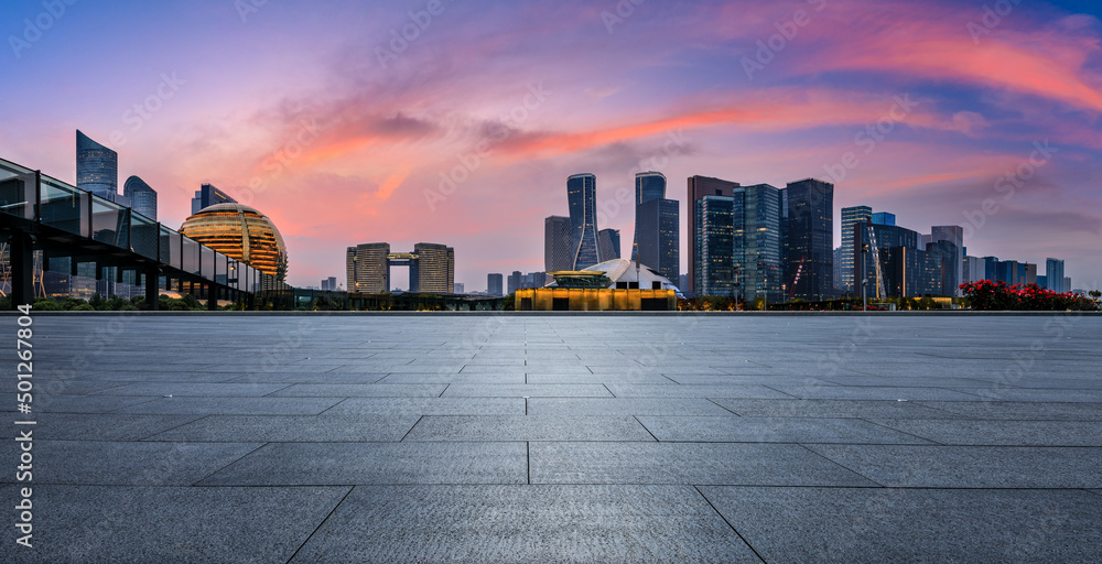 日落时分，中国杭州，空旷的广场和城市天际线，现代商业建筑。