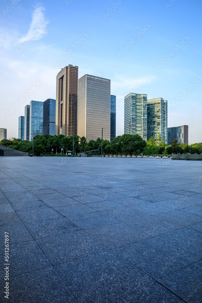中国杭州，空荡荡的广场和城市天际线与现代商业建筑。
