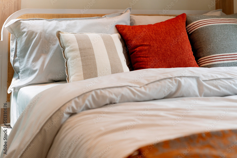 舒适的卧室内部封闭式软床布置在家里卧室的白色软床单上，内部