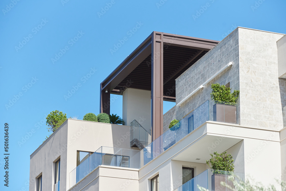 现代高科技住宅中带植物装饰的屋顶露台
