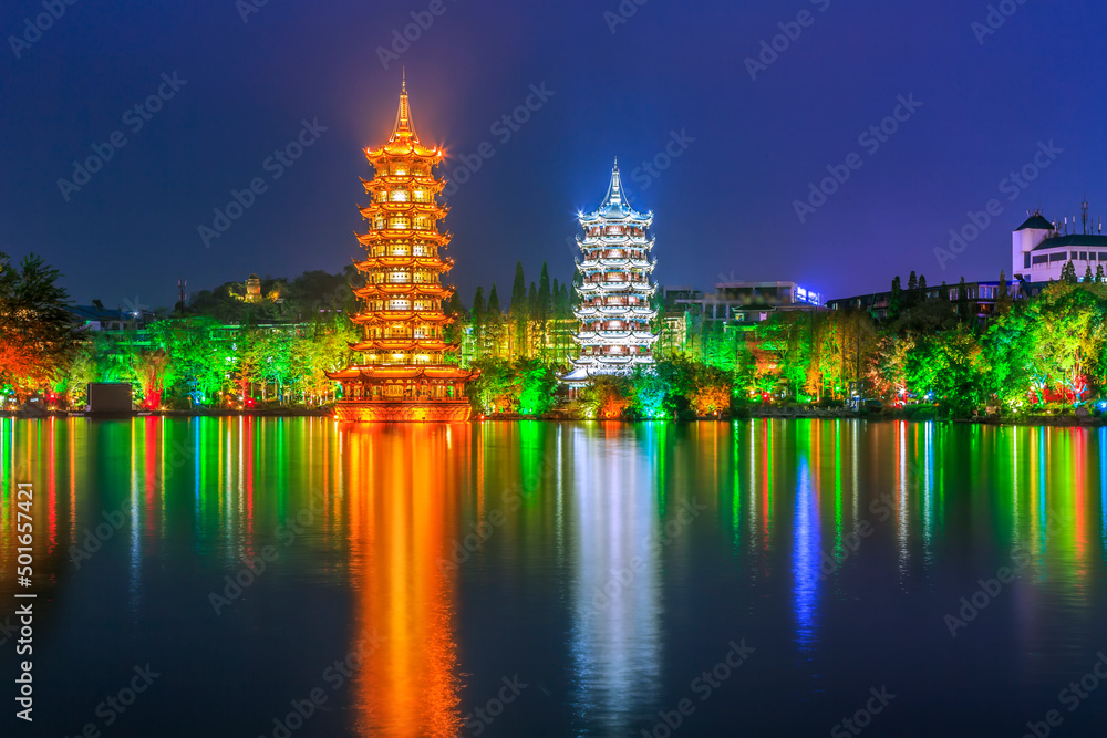 桂林中国园林双塔古建筑夜景