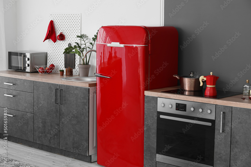 厨房里的红色复古冰箱和现代柜台