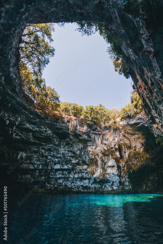 希腊爱奥尼亚群岛凯法利尼亚著名的梅利萨尼湖洞穴