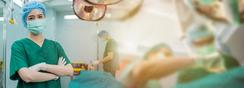 戴着医用口罩的亚洲女外科医生和护士在手术中双臂交叉站立的肖像