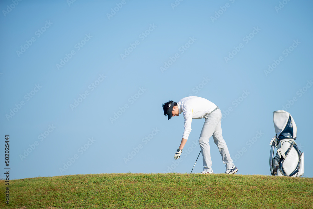 亚洲职业高尔夫球手，带高尔夫球杆打高尔夫