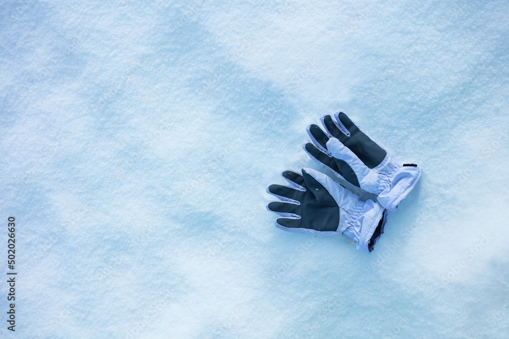 雪地里的白色运动手套，俯视干净