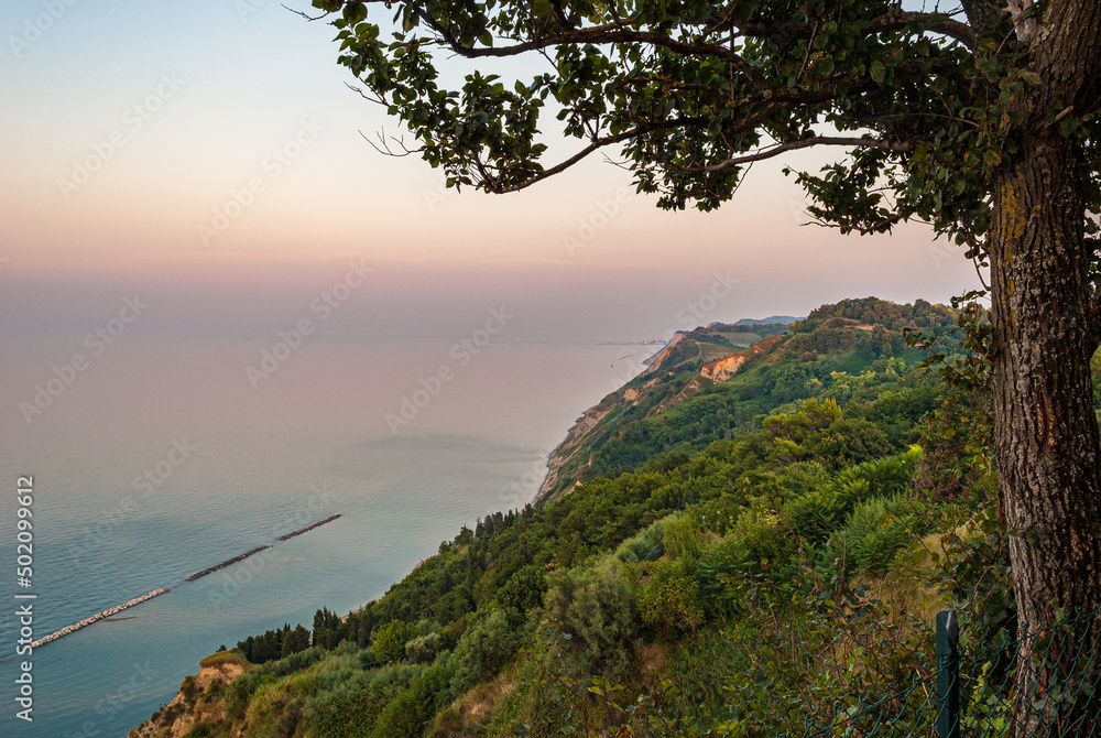 日落后，意大利马尔凯佩萨罗附近圣巴托洛山沿岸的海岸线