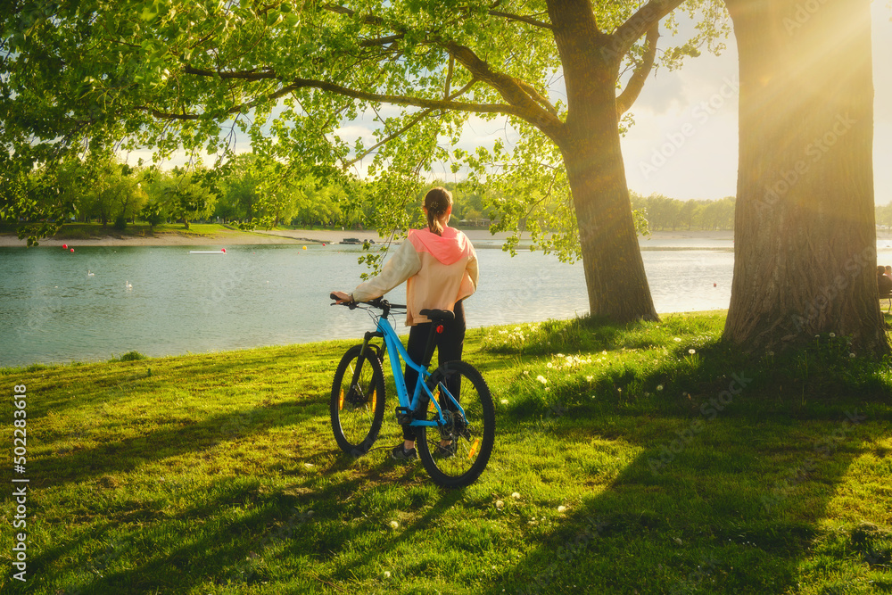 春天日落时，一名女子骑着山地自行车在绿树成荫的湖边骑行。五彩缤纷的风景
1384181963,餐厅酒吧里的一杯红酒
