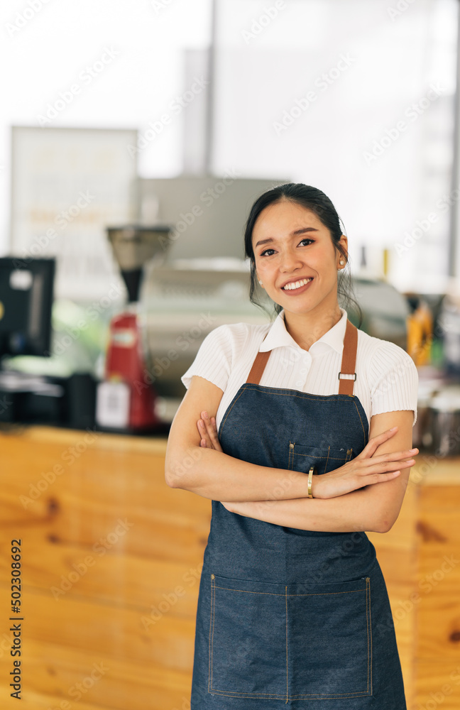 微笑的女服务员或咖啡馆企业主企业家看着镜头