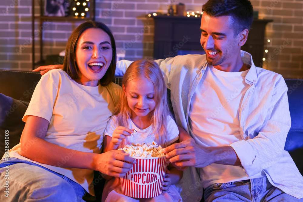晚上在家看电影，吃爆米花的幸福家庭