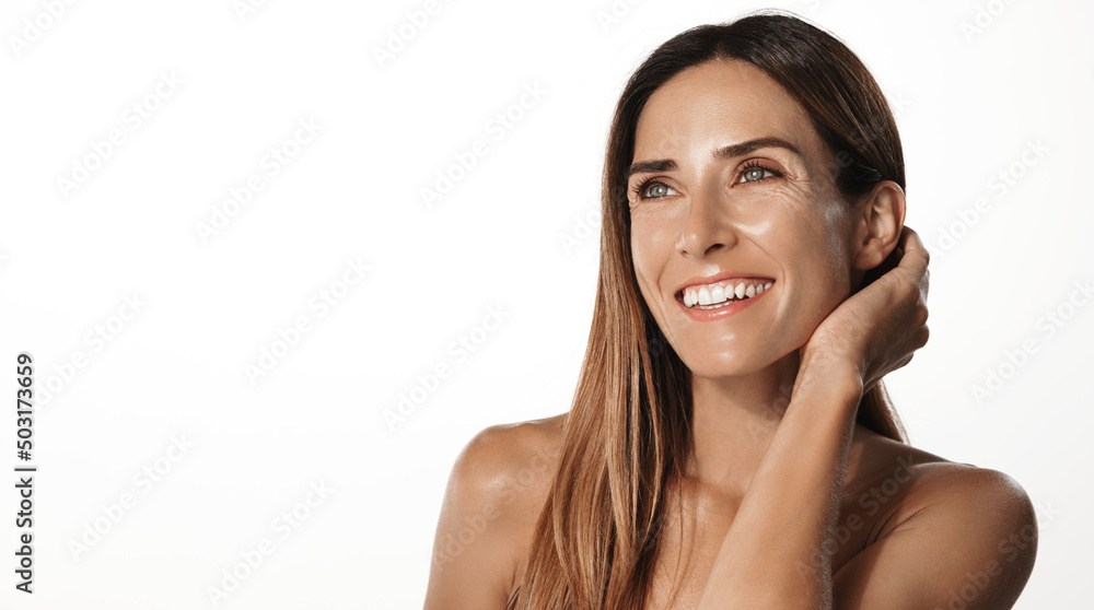 抗衰老提肤美容。40多岁的微笑成年女性，有肉毒杆菌和透明质酸面膜