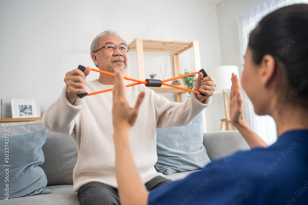 亚洲老年男子在护士的支持下做物理治疗师。
