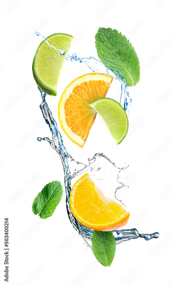 飞溅的水，切好的柑橘类水果和薄荷被隔离在白色上