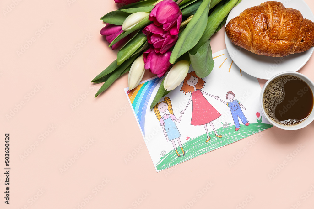 粉色背景下有鲜花、羊角面包和咖啡的照片。母亲节庆祝活动