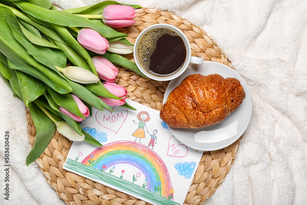 照片上有郁金香、一杯咖啡和白毯子上的羊角面包。母亲节庆祝活动