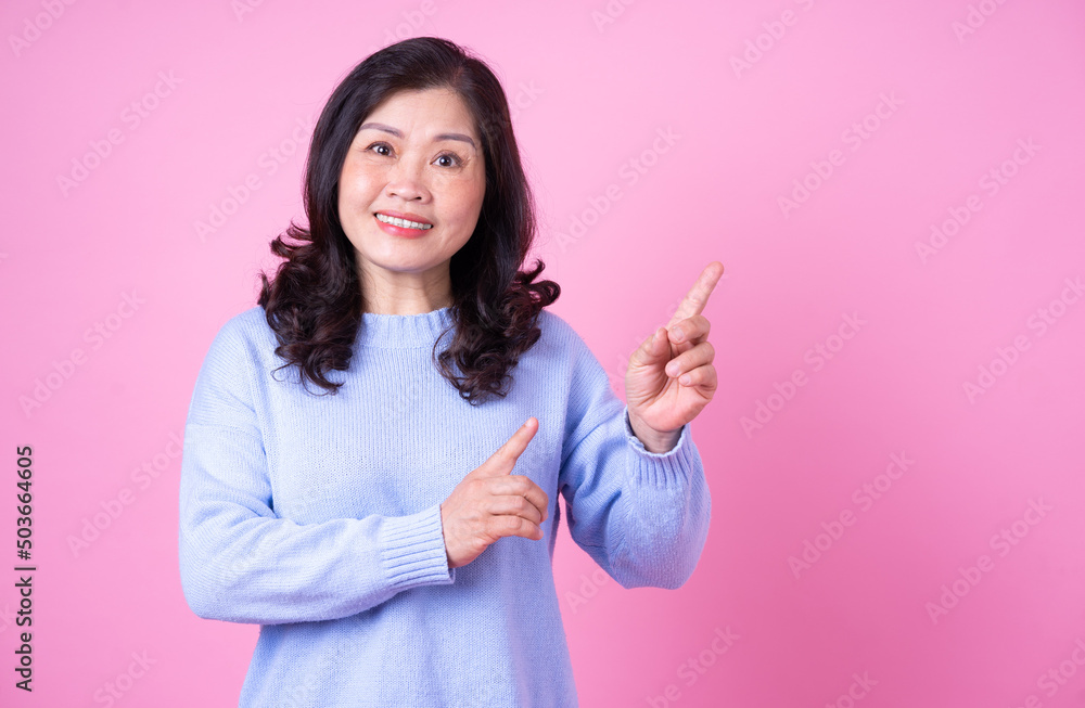 粉色背景下的亚洲中年女性肖像