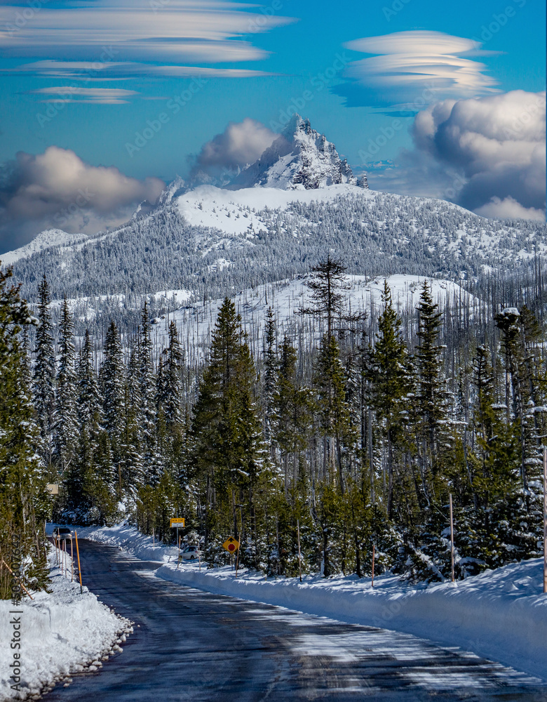 三指杰克山和通往胡杜滑雪区的通道上覆盖着雪的透镜状云