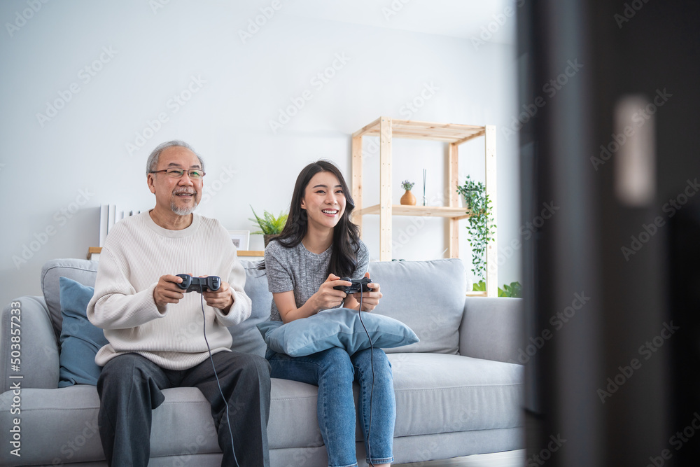 亚洲资深父女喜欢在家里一起玩游戏。