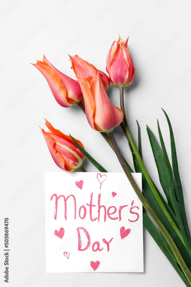 印有母亲节和白底美丽郁金香的卡片