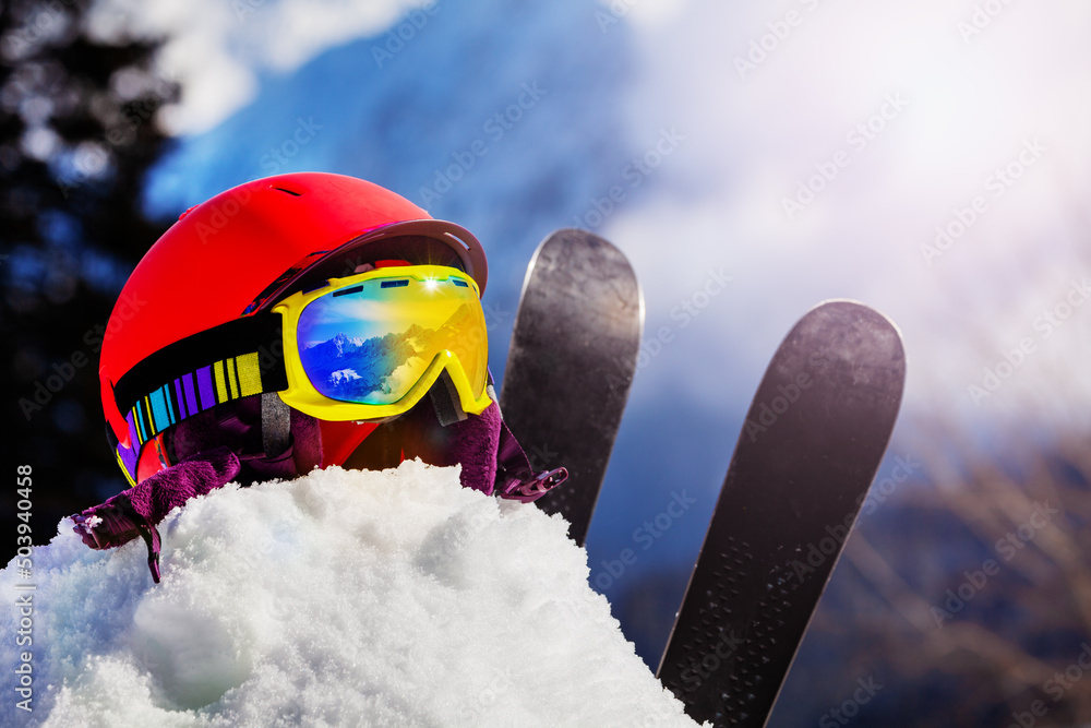 雪堆中的高山度假合成头盔和滑雪面罩