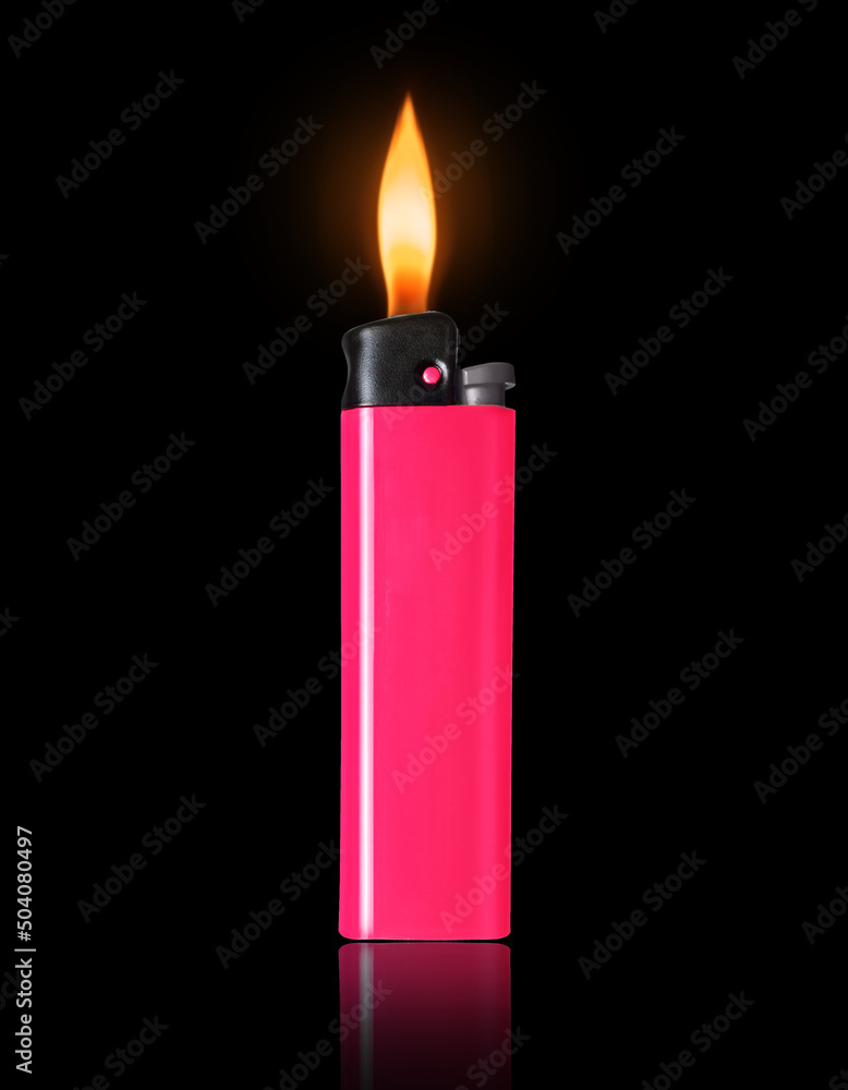粉红色打火机，黑色背景上有燃烧的火焰