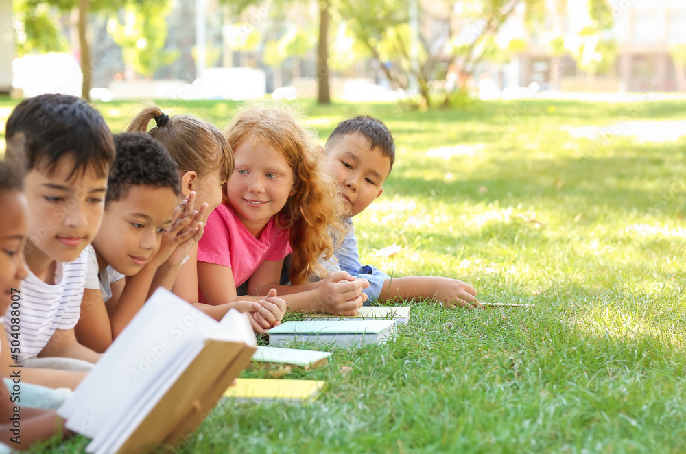 可爱的小孩在公园里看书