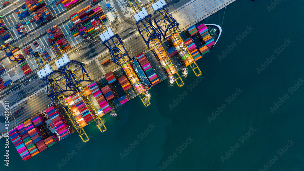 进出口商业贸易全球商业物流中工业港口的集装箱货船