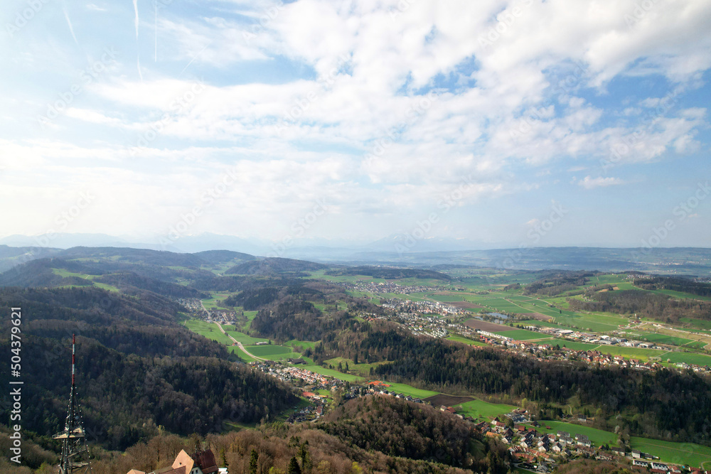 在bl上从当地的Uetlberg山看到的山谷与森林和农田的鸟瞰图