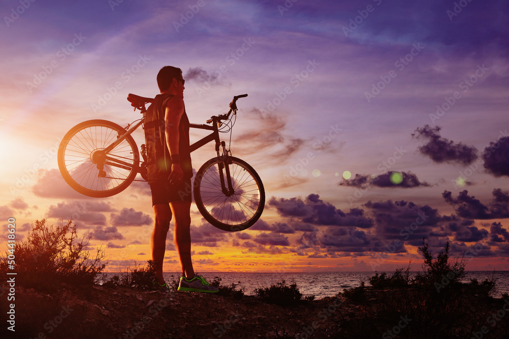 Bicicleta de montaña. Deporte y vida sana. Deportes extremos. Bicicleta de montaña y hombre. Estilo 