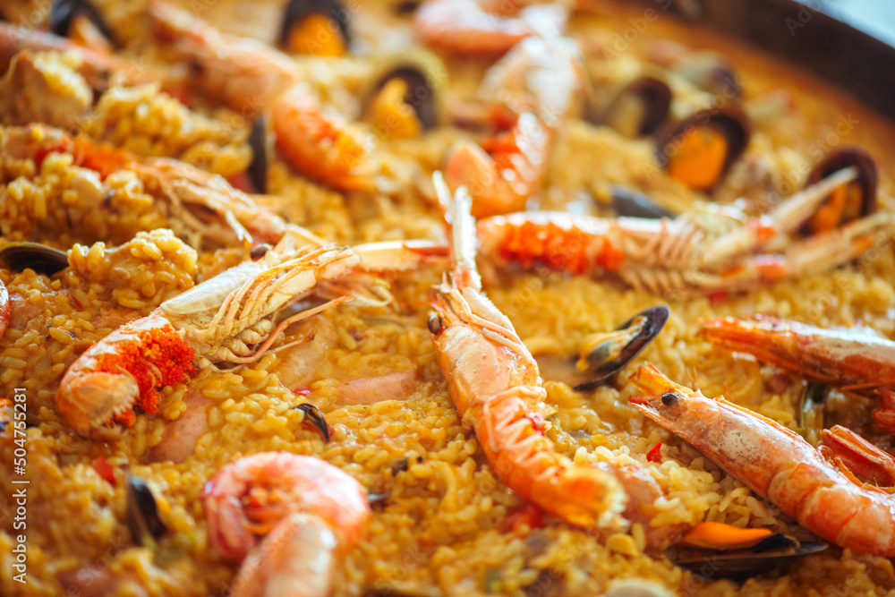 西班牙传统海鲜饭、海鲜海鲜饭配贻贝、大虾、龙虾