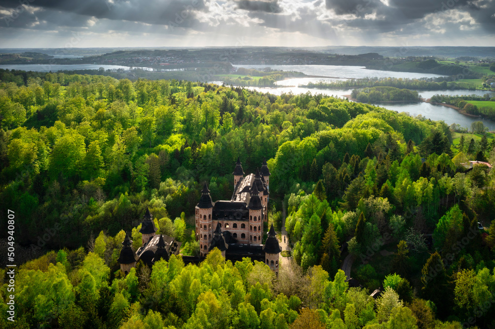 波兰，被卡舒比森林和湖泊包围的拉帕丽斯城堡