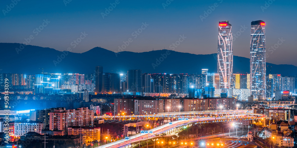 中国云南昆明双塔及高架桥车流夜景