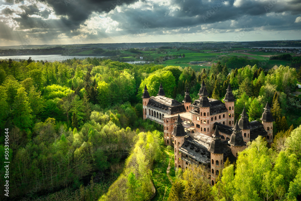 波兰，被卡舒比森林和湖泊包围的拉帕丽斯城堡