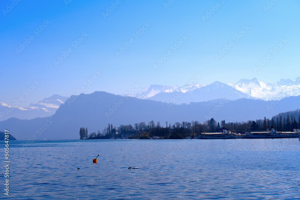 在一个阳光明媚的sp上，从卢塞恩市的老城区看到的卢塞恩湖，背景是瑞士阿尔卑斯山