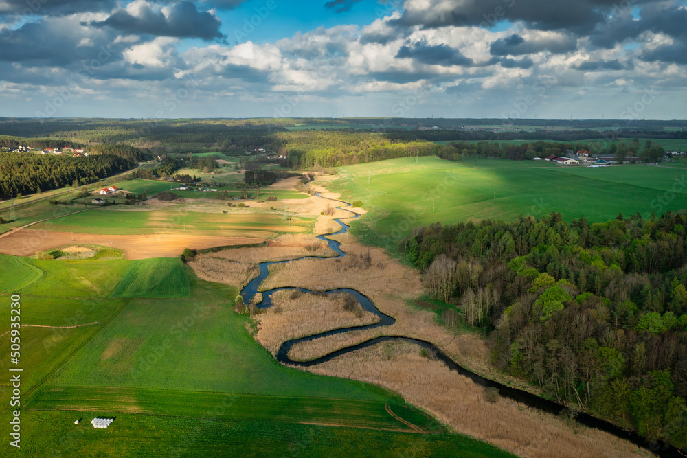 波兰拉杜尼亚河蜿蜒曲折和卡舒比森林的空中景观