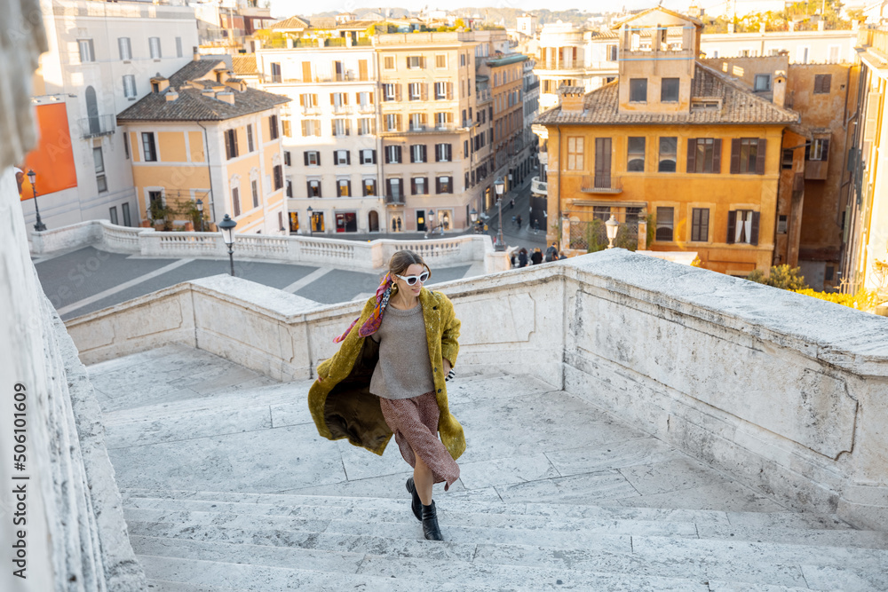 罗马古城背景下，一名女子在著名的西班牙台阶上奔跑。一名穿着老式衣服的女子
