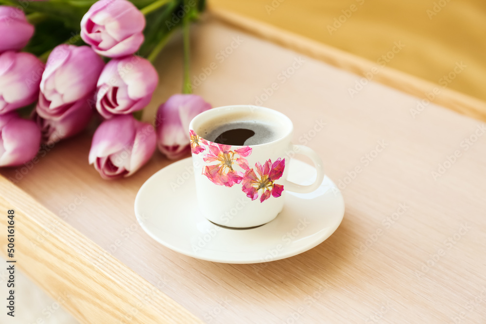 木桌上的时尚咖啡和郁金香花