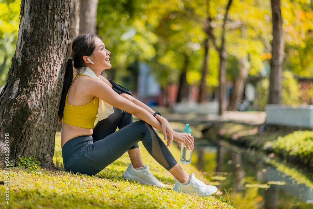 放松休闲的亚洲女性运动女性完成晨跑后休息时间锻炼健康的生活方式