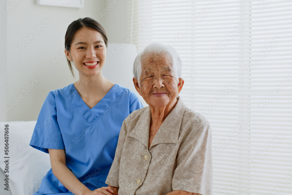 年轻的亚洲女性、护士、护理人员、疗养院护理人员和微笑的亚洲老年女性的肖像