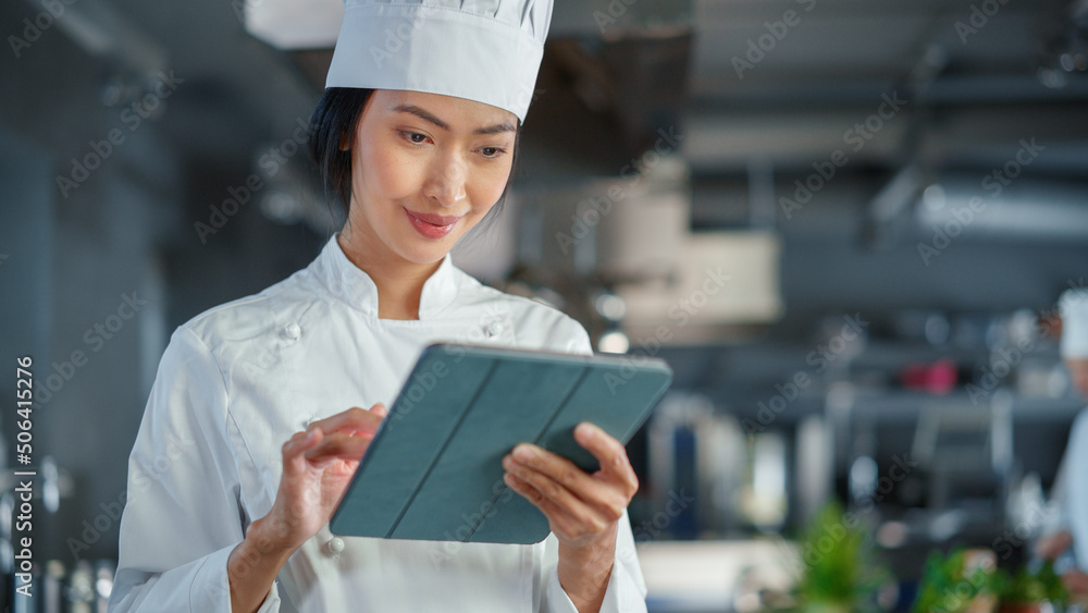 世界著名餐厅：亚洲女厨师烹饪美味正宗的食物，使用数字平板电脑